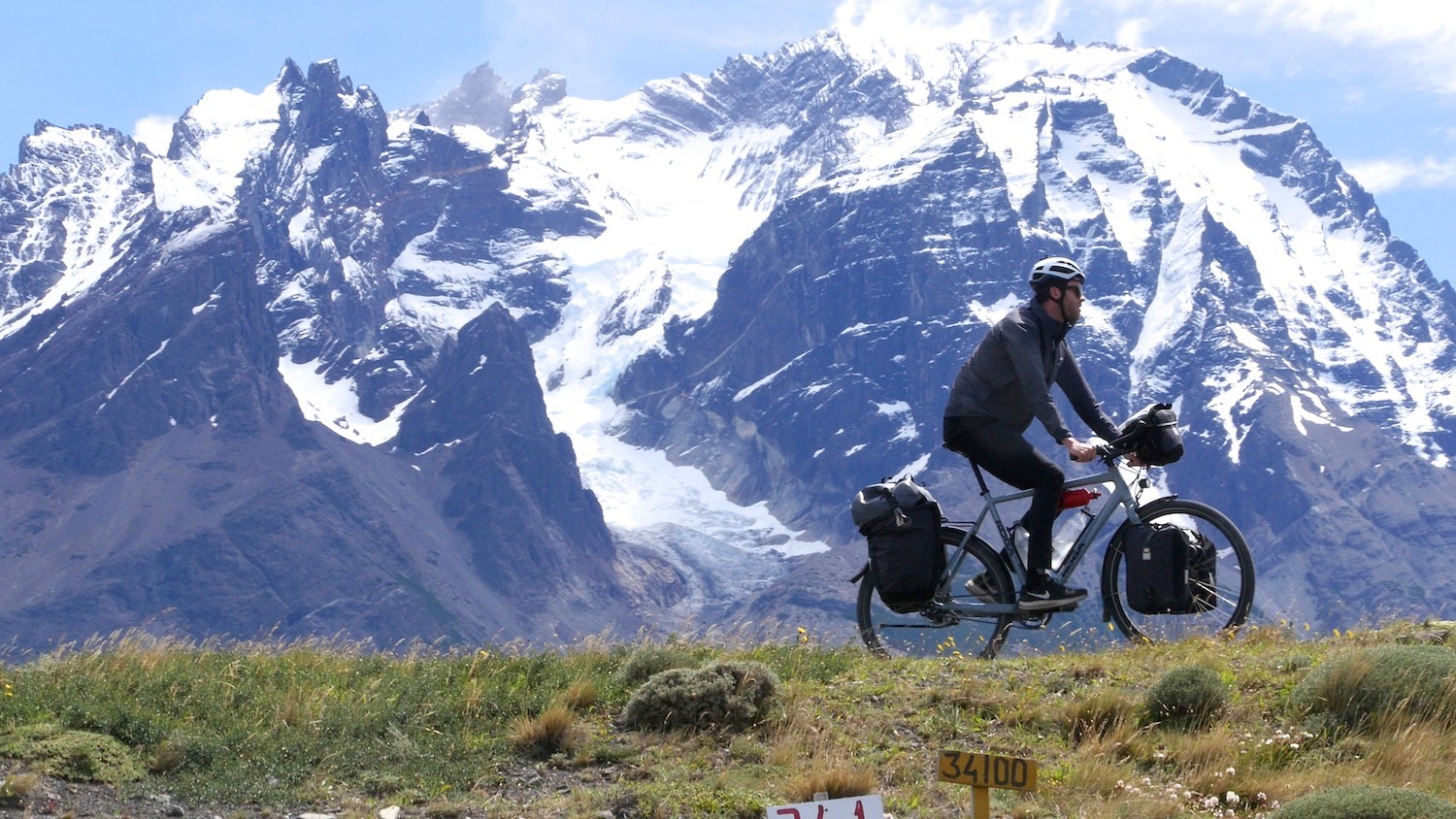Bicycle Touring Patagonia — Ciclista em estrada de terra patagônica