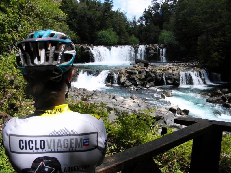 Ciclismo na Patagônia — Grupo pedalando em paisagem selvagem