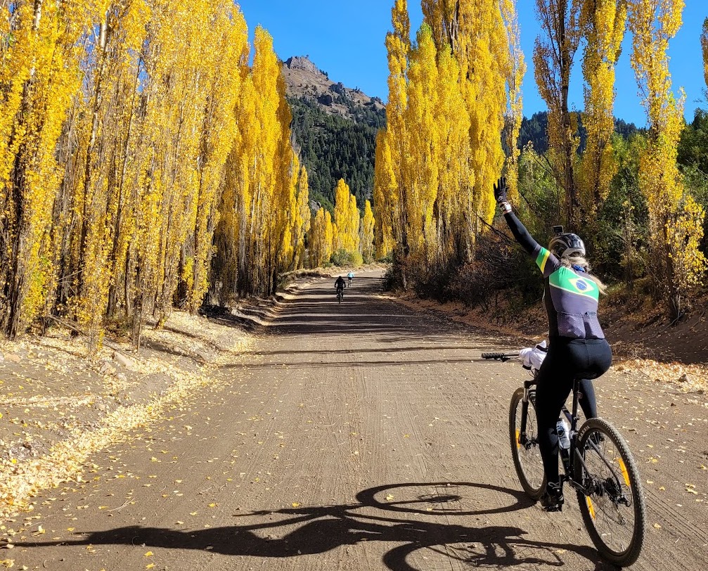 Rota dos 7 Lagos — Ciclistas no mirante com vista para o lago