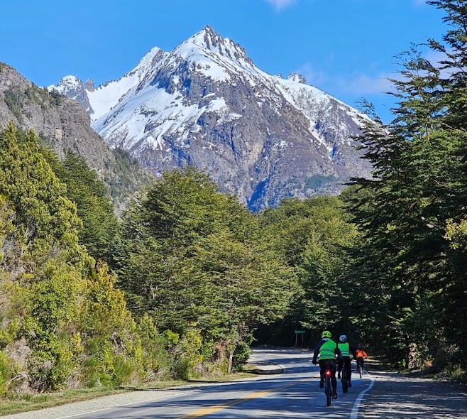 7 Lagos — Ciclistas na rota de cascalho patagônica