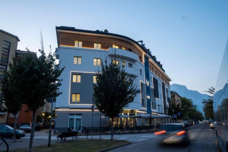 HOTEL EVEREST